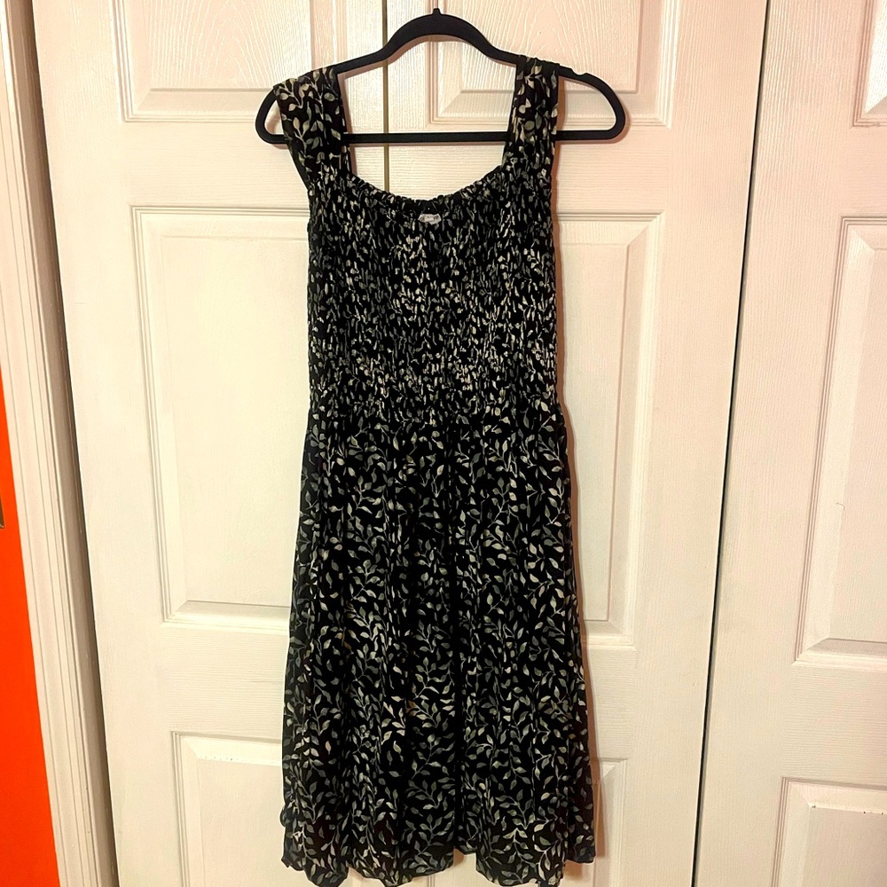 Smocked dress with leaf print